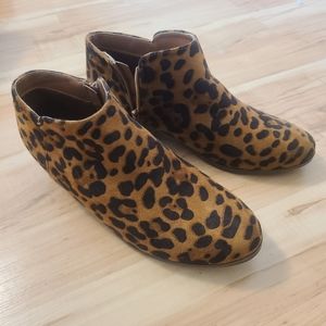 Leopard print ankle bootie size 9